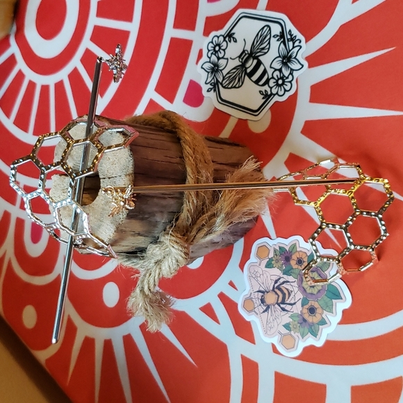 Honeycomb and bee hair clip and stick - Picture 2 of 13